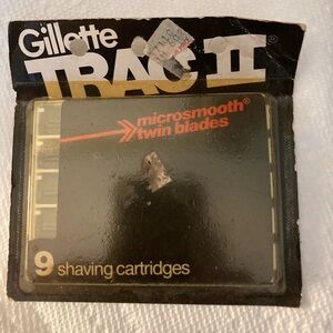 NEW IN ORIGINAL SEALED PACKAGE Razors Gillette TRAC II 9 RAZORS Twin Blade